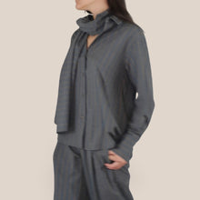 Carica l'immagine nel visualizzatore di Gallery, Philia Loft camicia over gessata con sciarpa 35% viscosa Art Art D03E0272 ( Pantalone Art D03E0273 )
