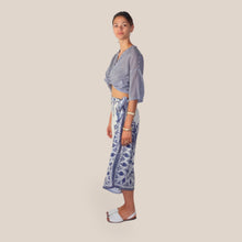Carica l'immagine nel visualizzatore di Gallery, Tensione in gonna lunga foulard stampa blu 100% viscosa Art PE260492
