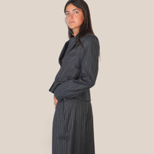 Carica l'immagine nel visualizzatore di Gallery, Tensione in blazer gessato Art W26J255 ( pantalone Art W26P333 )
