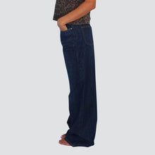 Carica l&#39;immagine nel visualizzatore di Gallery, Tensione in jeans Gloria denim blu 98% cotone Art 3523T
