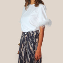 Carica l'immagine nel visualizzatore di Gallery, Haveone t-shirt con piuma 50% cotone Art TVS-R009

