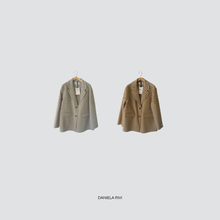 Carica l&#39;immagine nel visualizzatore di Gallery, Haveone cappotto oversize Hand Made mono petto con strass 51% lana
