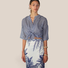 Carica l'immagine nel visualizzatore di Gallery, Tensione in camicia over rigata blu mussola 100% cotone Art PE260449
