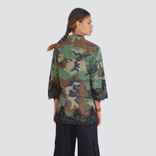 Carica l&#39;immagine nel visualizzatore di Gallery, Tensione in giacca militare over con dettagli pizzo 100% cotone Art 37606
