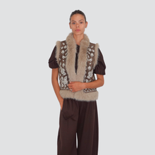Carica l&#39;immagine nel visualizzatore di Gallery, Dixie gilet eco montone ricamato con pelliccia interno trapuntato Art L945Y025X
