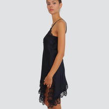 Carica l&#39;immagine nel visualizzatore di Gallery, Vicolo abito satin inserti pizzo fondo asimmetrico 100% viscosa Art TF0255

