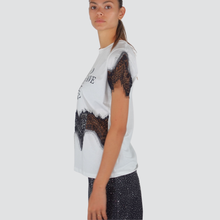 Carica l&#39;immagine nel visualizzatore di Gallery, Tensione in t-shirt con scritta e inserti pizzo 100% cotone Art 37721
