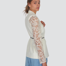 Carica l&#39;immagine nel visualizzatore di Gallery, Tensione in blazer con manica pizzo con cintura 100% cotone Art S25J986
