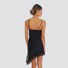 Carica l&#39;immagine nel visualizzatore di Gallery, Vicolo abito satin inserti pizzo fondo asimmetrico 100% viscosa Art TF0255
