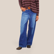 Carica l'immagine nel visualizzatore di Gallery, Tensione in jeans gamba ampia con cintura 100% cotone Art W26P653
