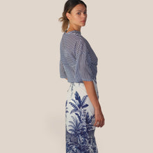 Carica l'immagine nel visualizzatore di Gallery, Tensione in camicia over rigata blu mussola 100% cotone Art PE260449
