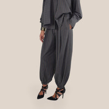 Carica l'immagine nel visualizzatore di Gallery, Philia Loft pantalone gessato pinces elastico vita polsino fondo 35% viscosa Art D03E0273 ( Camicia Art D03E0272 )
