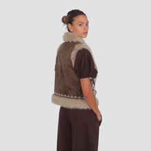 Carica l&#39;immagine nel visualizzatore di Gallery, Dixie gilet eco montone ricamato con pelliccia interno trapuntato Art L945Y025X
