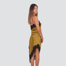 Carica l&#39;immagine nel visualizzatore di Gallery, Haveone gonna satin pizzo asimmetrico spacco laterale Art GVS-P051
