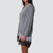 Carica l&#39;immagine nel visualizzatore di Gallery, Vicolo abito scollo V fondo satin e pizzo 40% viscosa 25% lana 5% cashmere Art 22194F
