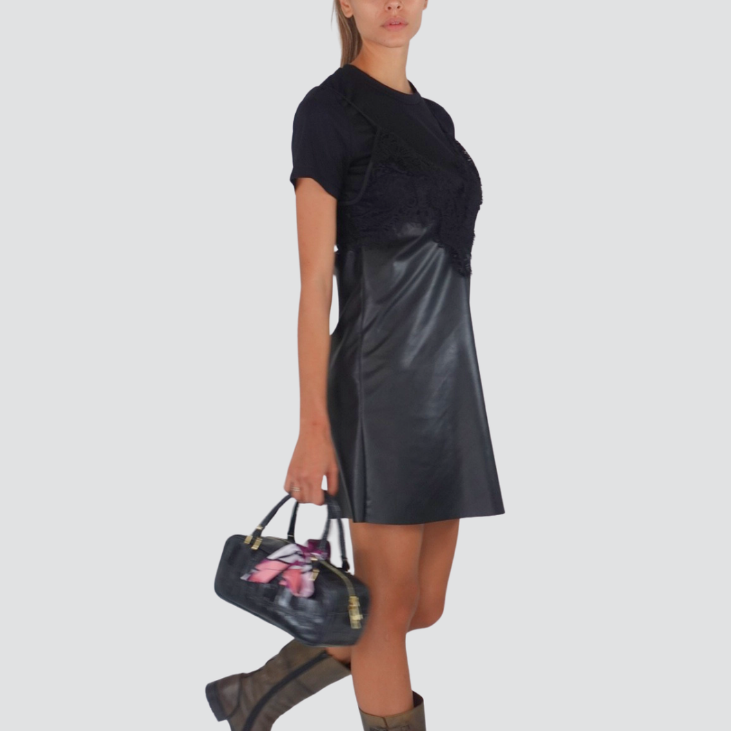 Tensione in abito eco-pelle con pizzo e t-shirt Art 37653