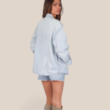 Carica l'immagine nel visualizzatore di Gallery, Vicolo camicia over denim chiaro leggero 100% cotone Art DAB5296
