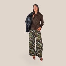 Carica l'immagine nel visualizzatore di Gallery, Tensione in pantalone Louvre camouflage 97% cotone art W26P411
