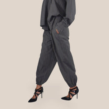 Carica l'immagine nel visualizzatore di Gallery, Philia Loft pantalone gessato pinces elastico vita polsino fondo 35% viscosa Art D03E0273 ( Camicia Art D03E0272 )
