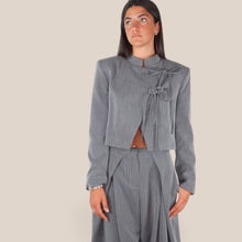 Carica l'immagine nel visualizzatore di Gallery, Vicolo blazer grigio crop gessato allacciatural aterale Art TAC0602 ( pantalone Art TAC0603 )
