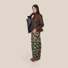 Carica l'immagine nel visualizzatore di Gallery, Tensione in pantalone Louvre camouflage 97% cotone art W26P411
