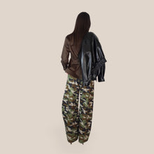 Carica l'immagine nel visualizzatore di Gallery, Tensione in pantalone Louvre camouflage 97% cotone art W26P411
