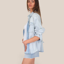 Carica l'immagine nel visualizzatore di Gallery, Vicolo camicia over denim chiaro leggero 100% cotone Art DAB5296
