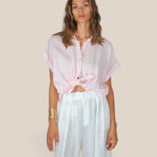 Carica l'immagine nel visualizzatore di Gallery, Tensione in camicia rosa over fondo sfrangiato 100% lino Art S26CL97
