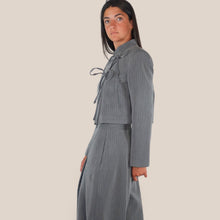 Carica l'immagine nel visualizzatore di Gallery, Vicolo blazer grigio crop gessato allacciatural aterale Art TAC0602 ( pantalone Art TAC0603 )
