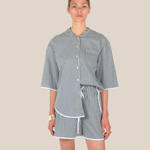 Carica l'immagine nel visualizzatore di Gallery, Vicolo camicia over rigata nero/naturale con bordino 60% cotone Art TAB2381
