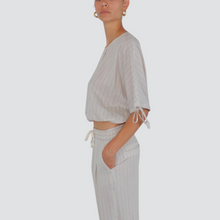 Carica l&#39;immagine nel visualizzatore di Gallery, Vicolo blusa gessata laccetti manica elastico fondo 64% viscosa 12% lino Art TD3060
