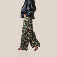 Carica l'immagine nel visualizzatore di Gallery, Tensione in pantalone Louvre camouflage 97% cotone art W26P411
