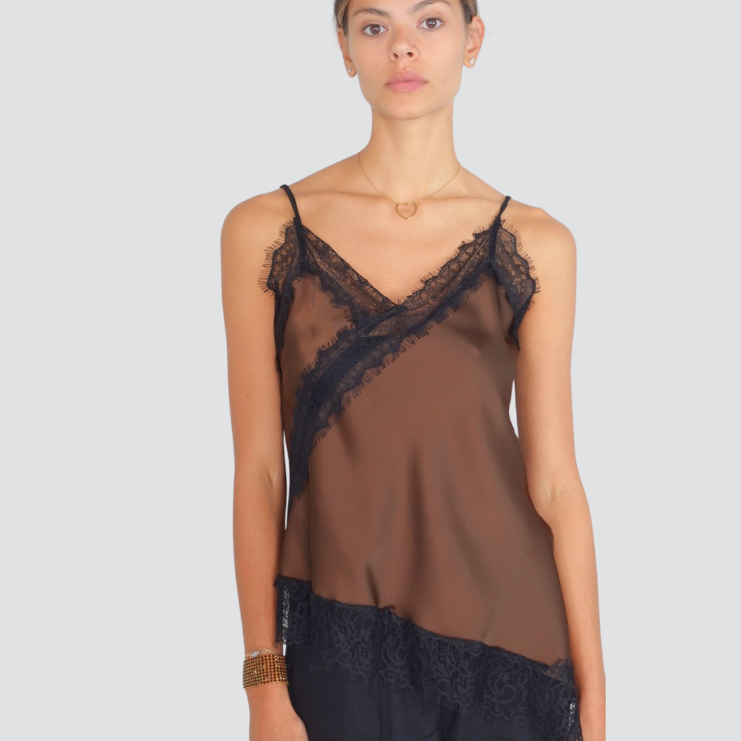 Tensione in top satin con pizzo spallino regolabile spacco laterale fondo asimmetrico Art FW250030