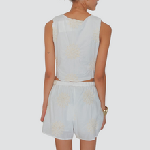 Carica l&#39;immagine nel visualizzatore di Gallery, Haveone completo gilet laccetti più short ricamo e micro paillettes 100% cotone Art HFW-N024
