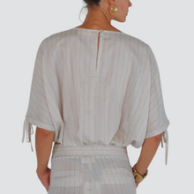 Carica l&#39;immagine nel visualizzatore di Gallery, Vicolo blusa gessata laccetti manica elastico fondo 64% viscosa 12% lino Art TD3060
