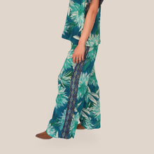 Carica l'immagine nel visualizzatore di Gallery, Dixie pantalone palazzo fantasia elastico vita 100% viscosa Art PDQF1BUA ( blusa Art CFFM1BUA )
