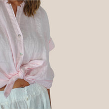 Carica l'immagine nel visualizzatore di Gallery, Tensione in camicia rosa over fondo sfrangiato 100% lino Art S26CL97
