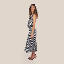 Carica l'immagine nel visualizzatore di Gallery, Haveone abito fantasia incrocio con nodo anello accessorio 100% viscosa Art AMA-Q223
