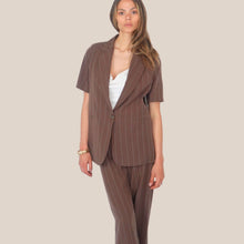 Carica l'immagine nel visualizzatore di Gallery, Haveone blazer gessato manica corta 1 bottone 98% lyocell Art JVI-Q102 ( pantalone PVI-Q322 )
