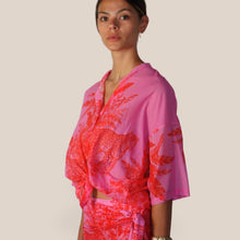 Carica l'immagine nel visualizzatore di Gallery, Tensione in camicia over stampa felino mussola 100% cotone Art PE260552
