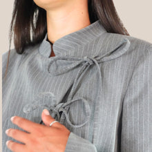 Carica l'immagine nel visualizzatore di Gallery, Vicolo blazer grigio crop gessato allacciatural aterale Art TAC0602 ( pantalone Art TAC0603 )
