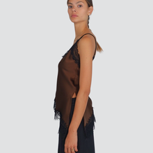 Carica l&#39;immagine nel visualizzatore di Gallery, Tensione in top satin con pizzo spallino regolabile spacco laterale fondo asimmetrico Art FW250030
