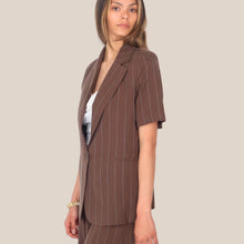 Carica l'immagine nel visualizzatore di Gallery, Haveone blazer gessato manica corta 1 bottone 98% lyocell Art JVI-Q102 ( pantalone PVI-Q322 )
