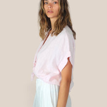 Carica l'immagine nel visualizzatore di Gallery, Tensione in camicia rosa over fondo sfrangiato 100% lino Art S26CL97
