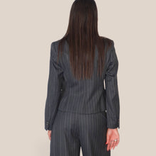 Carica l'immagine nel visualizzatore di Gallery, Tensione in blazer gessato Art W26J255 ( pantalone Art W26P333 )
