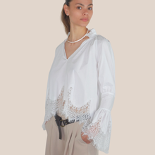 Carica l'immagine nel visualizzatore di Gallery, Haveone camicia popeline fondo pizzo scollo V 100% cotone Art CSO-Q012
