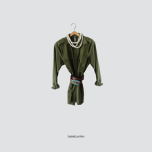 Carica l&#39;immagine nel visualizzatore di Gallery, Tensione in giacca camicia con cintura e collana 100% cotone Art 36482
