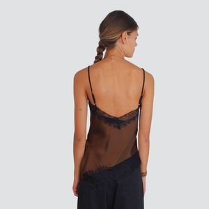 Tensione in top satin con pizzo spallino regolabile spacco laterale fondo asimmetrico Art FW250030