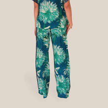 Carica l'immagine nel visualizzatore di Gallery, Dixie pantalone palazzo fantasia elastico vita 100% viscosa Art PDQF1BUA ( blusa Art CFFM1BUA )
