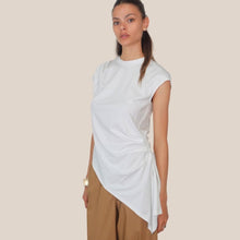 Carica l'immagine nel visualizzatore di Gallery, Tensione in t-shirt over arriccio laterale fondo asimmetrico PE260199
